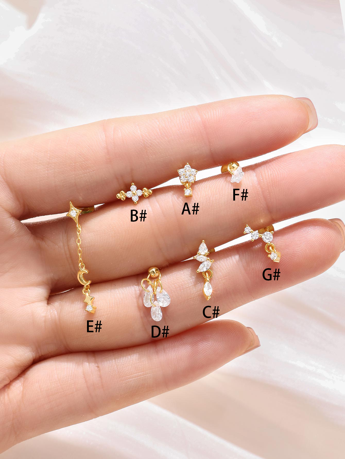 Lina – golden earrings with a filigree curvature.
