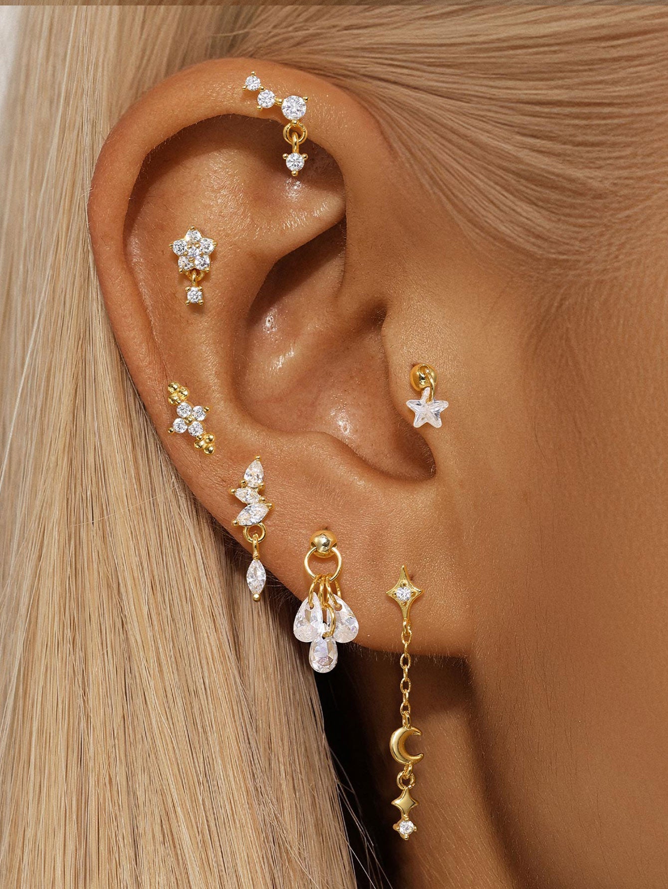 Selina – delicate gold earrings with moving detail.