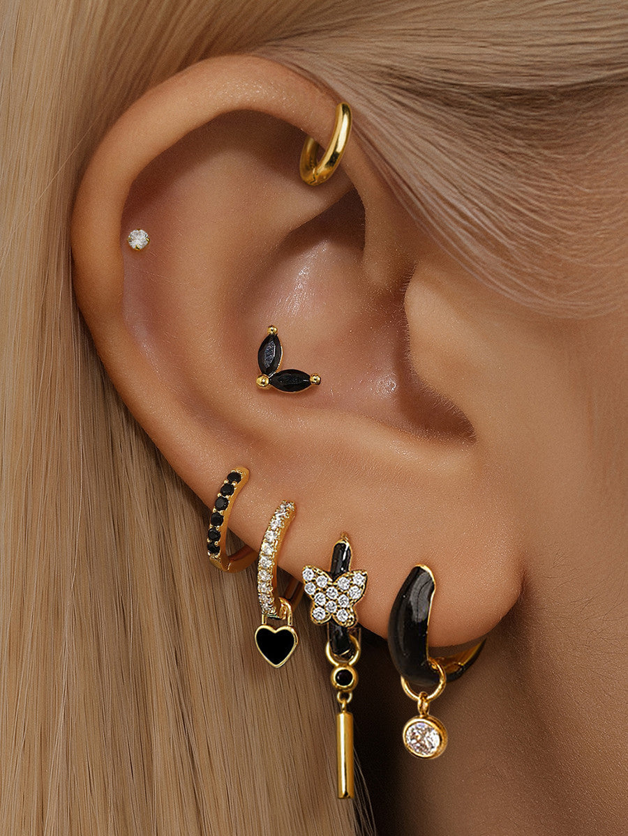 Theresia – Delicately curved gold earrings.