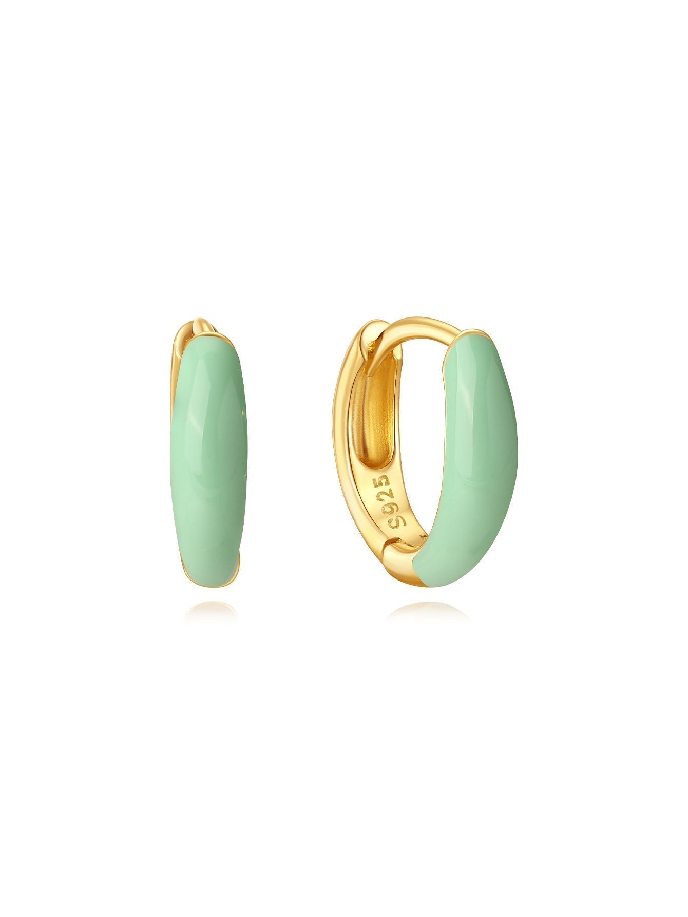 Marta – Gold earrings with a timeless shape.