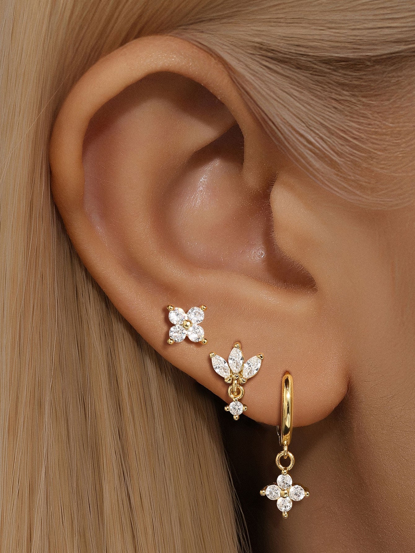 Marina – Delicate gold earrings with a gentle movement.
