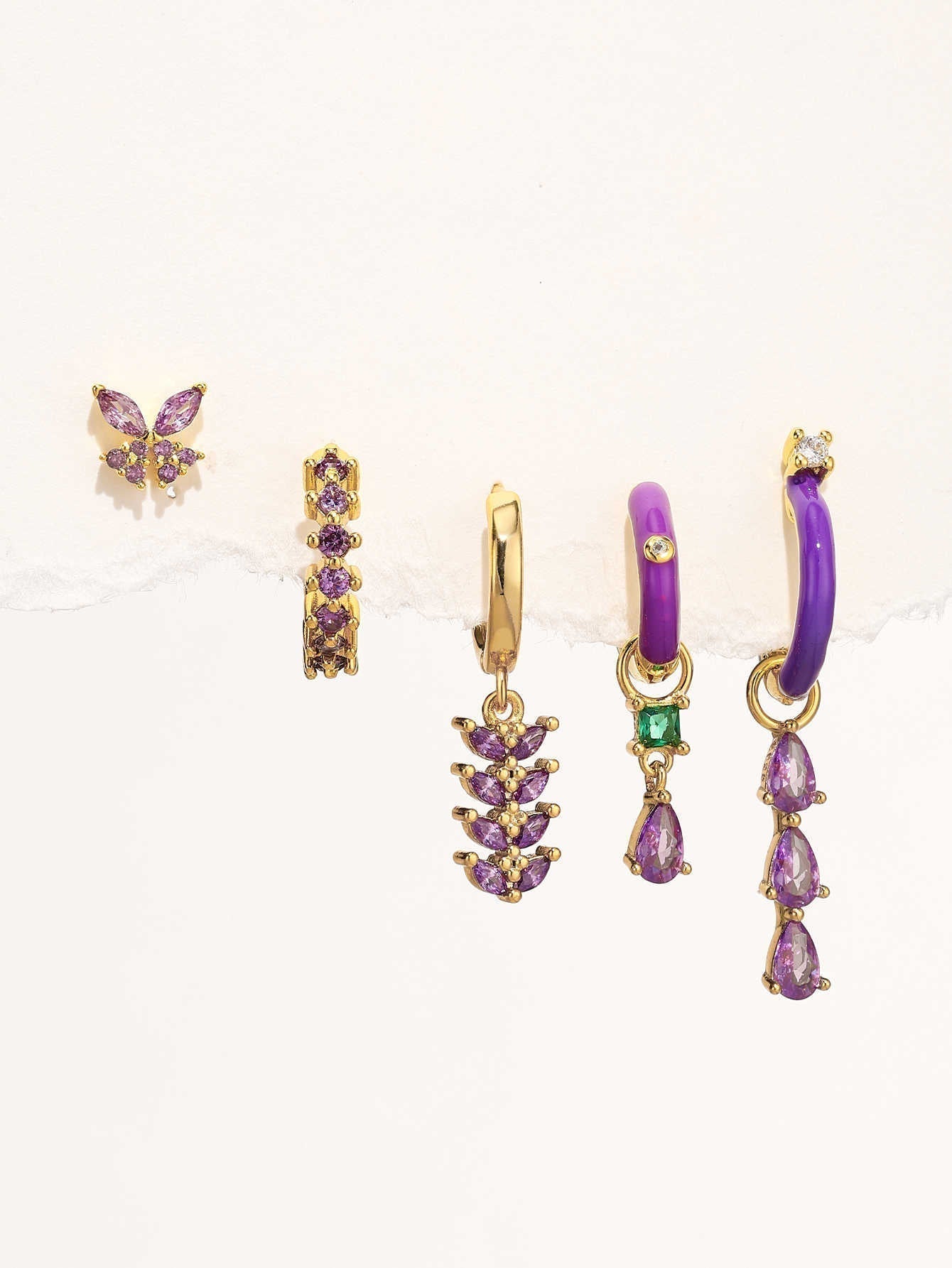 Isabela – Delicate gold earrings with a geometric shape.