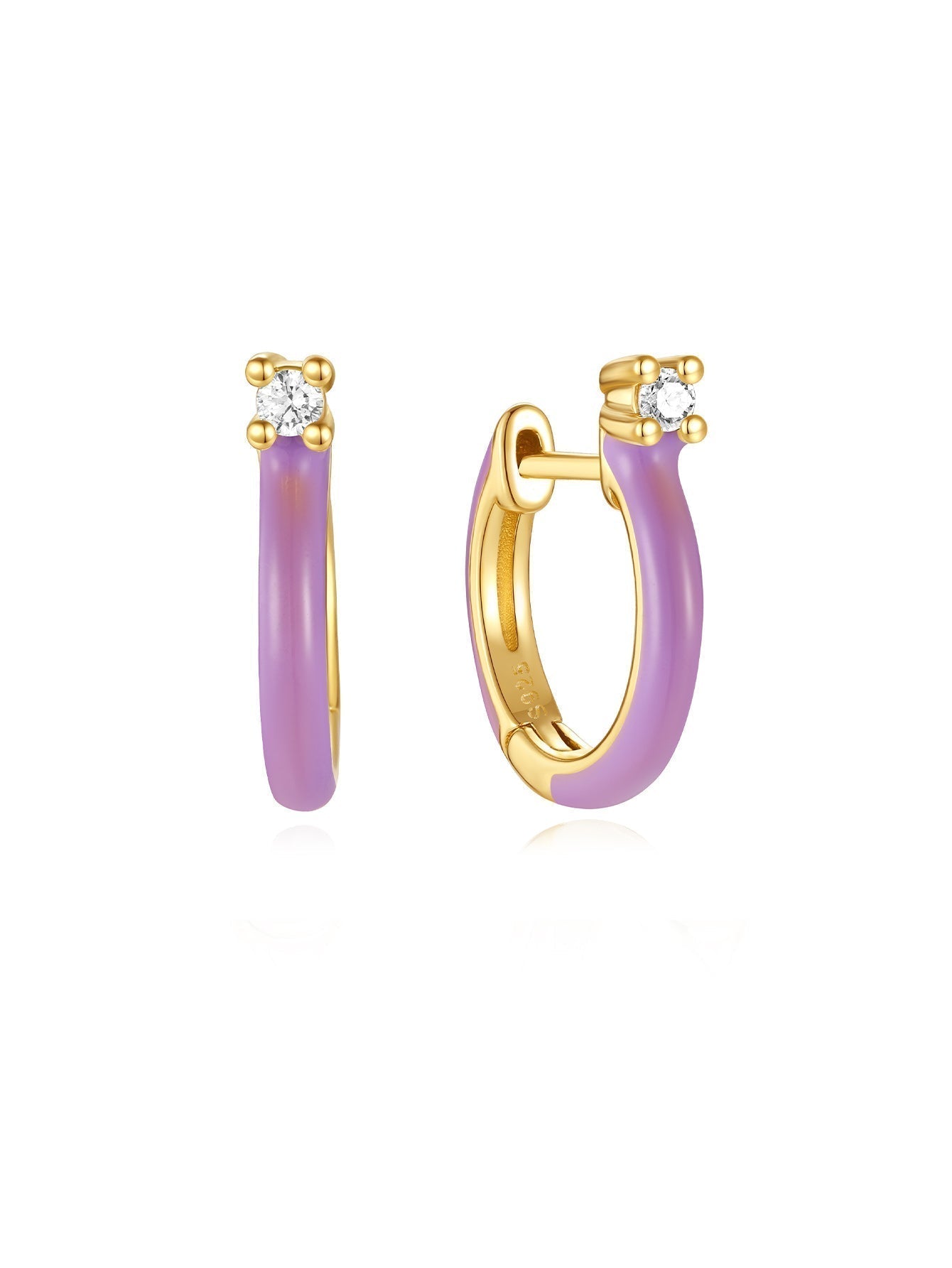 Isabela – Delicate gold earrings with a geometric shape.