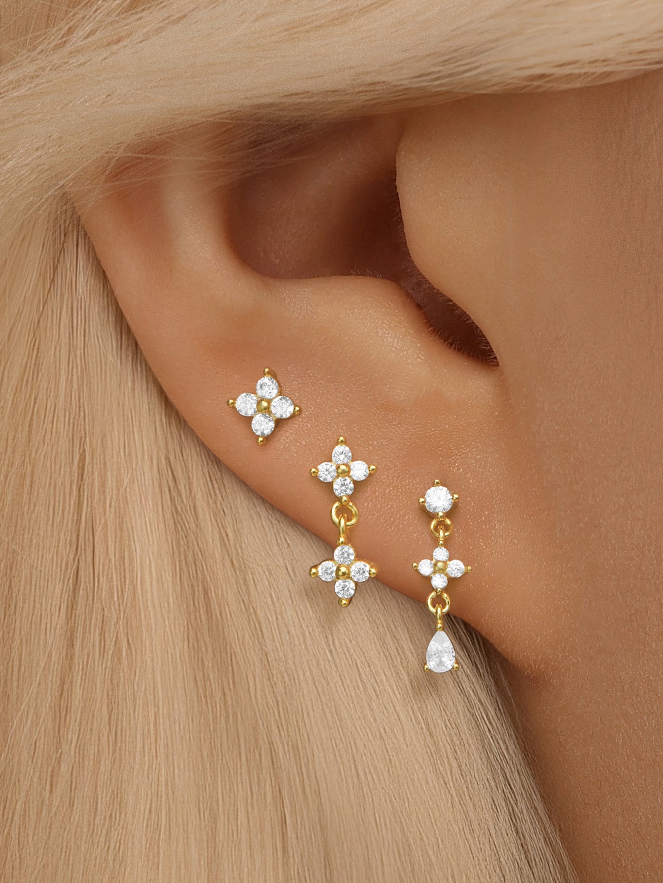 Anika – Gold earrings with delicate movement.