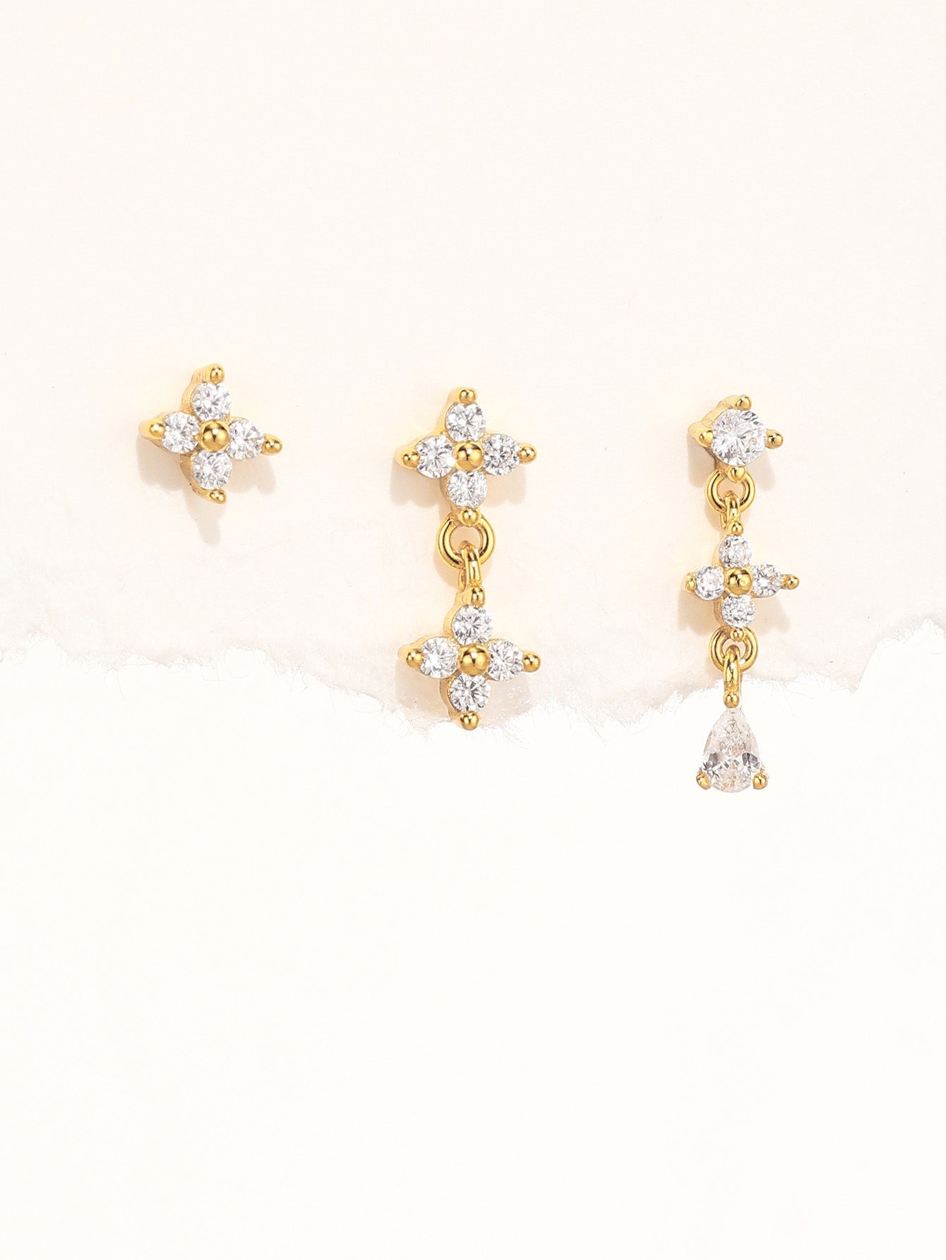 Anika – Gold earrings with delicate movement.