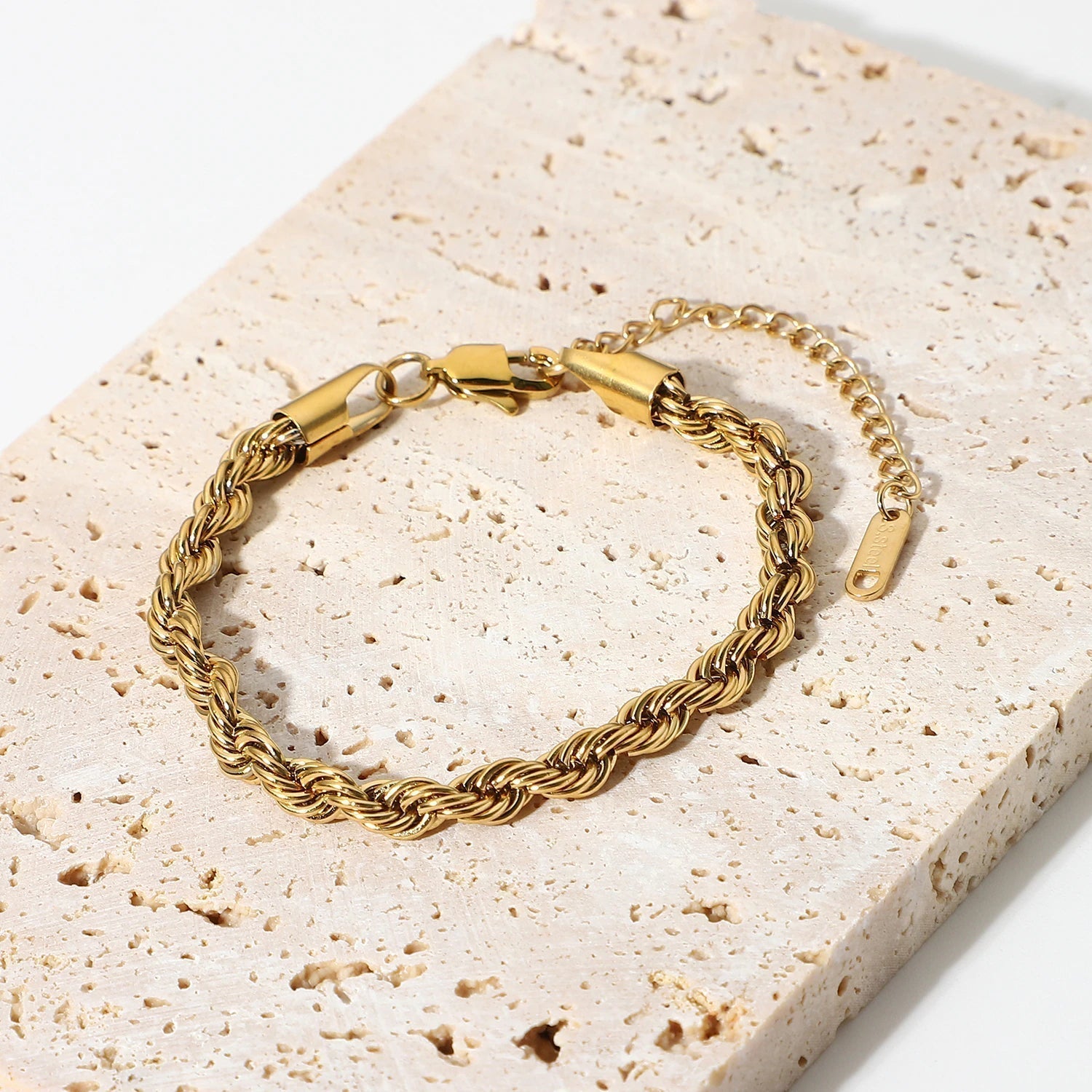 Lena – Bracciale in oro con delicata struttura a cordoncino