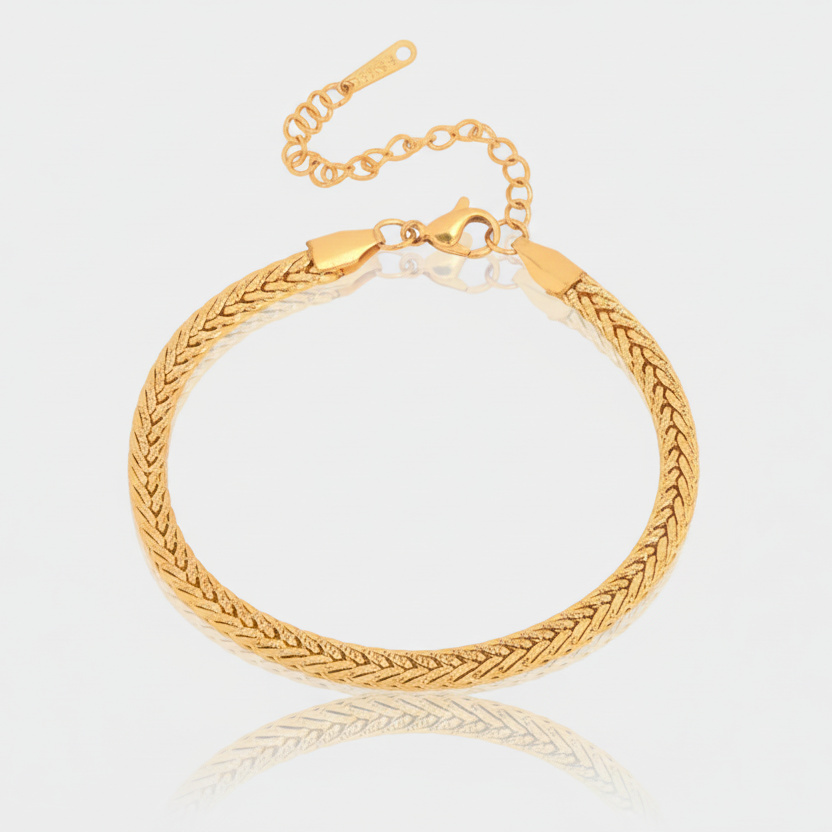 Kateřina – A delicate gold bracelet with a simple design.