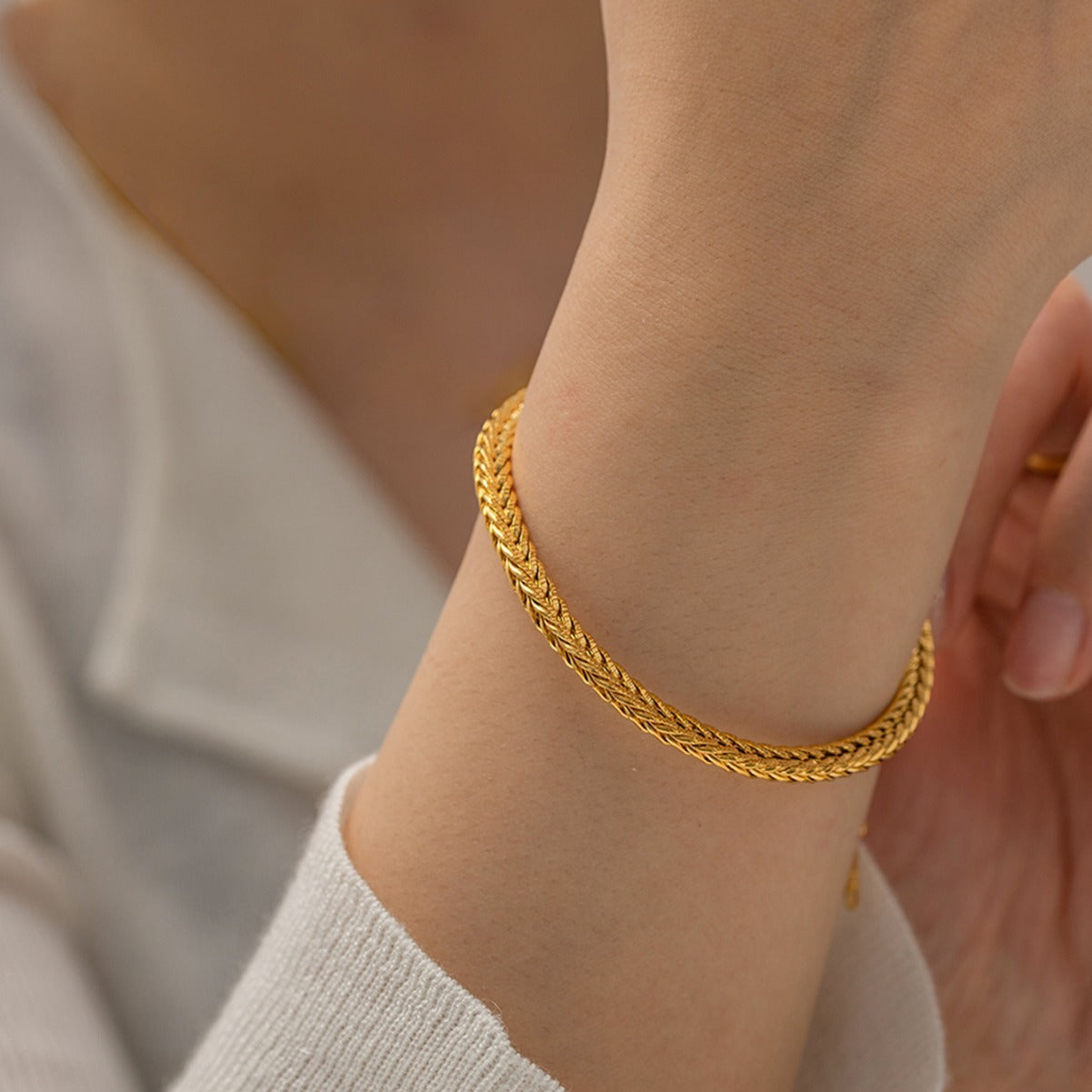 Kateřina – Un delicato bracciale in oro dal design semplice.