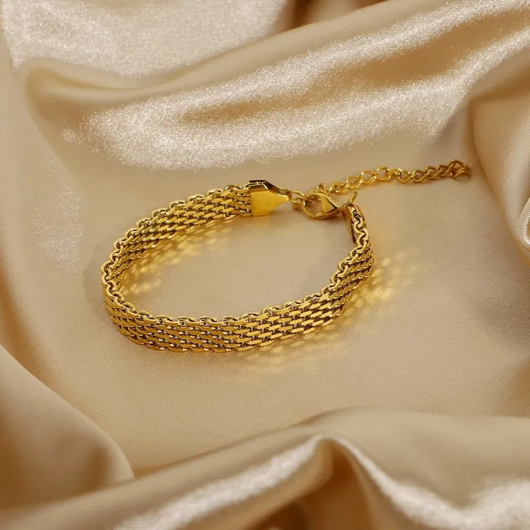 Lena – A delicate bracelet with a simple silhouette.