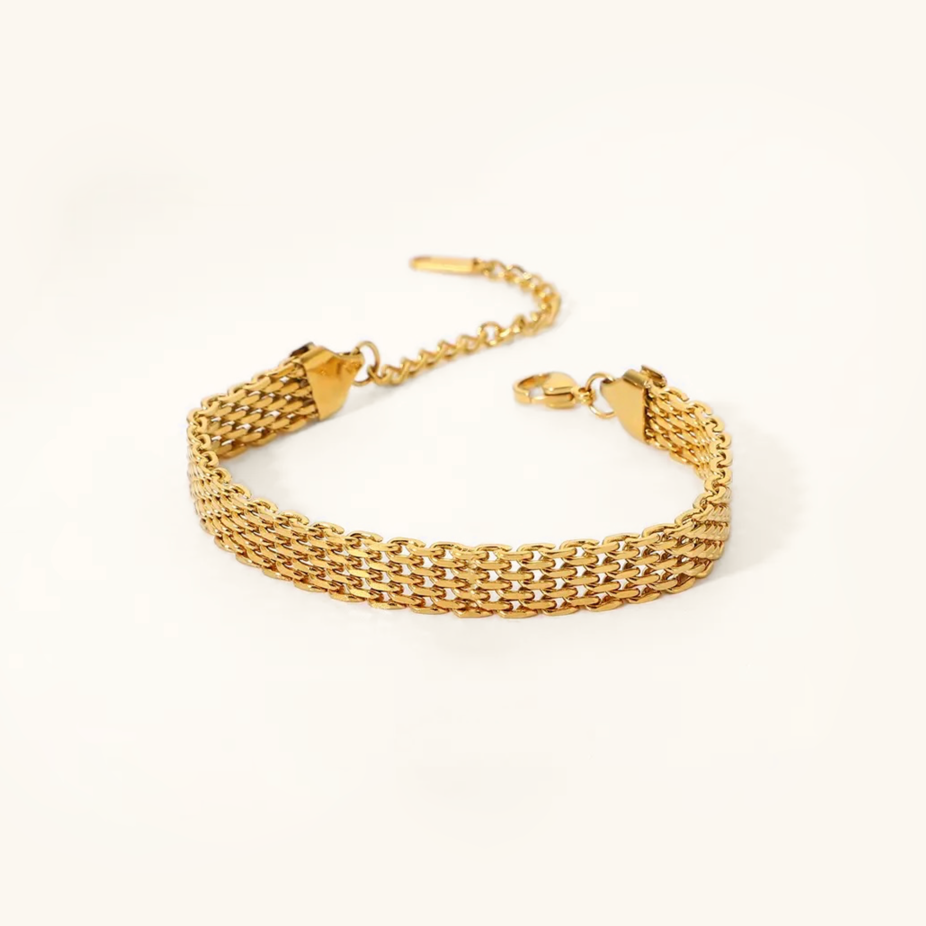 Lena – A delicate bracelet with a simple silhouette.