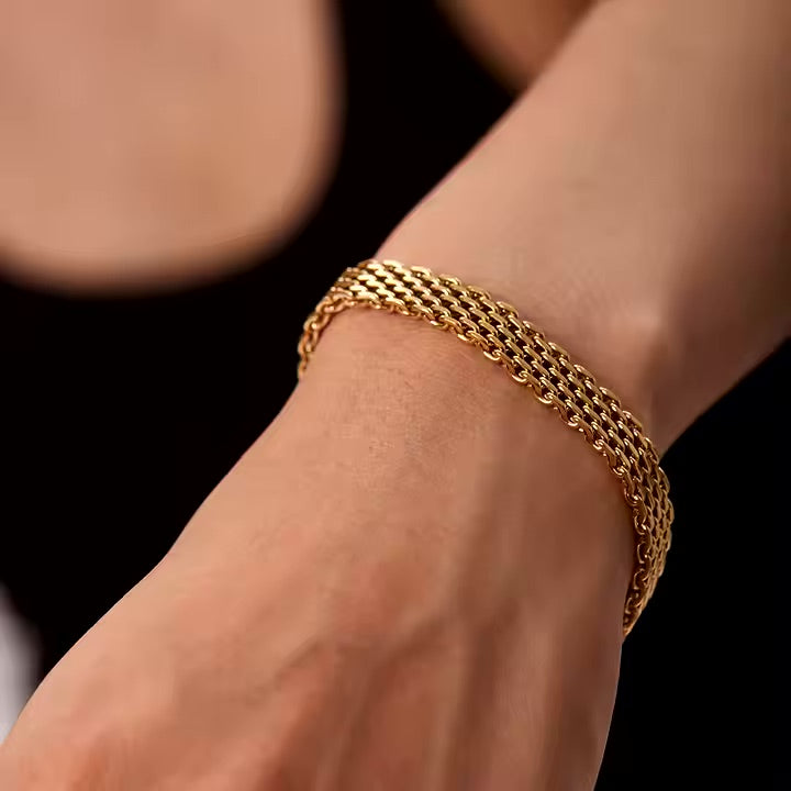 Lena – A delicate bracelet with a simple silhouette.
