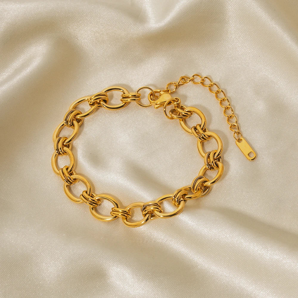 Johana – Delicate gold bracelet with charm details.