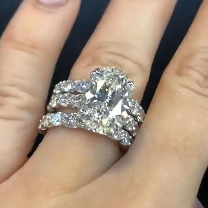 Greta – Silver ring with diamonds and ornament.