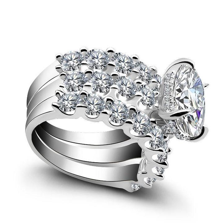 Greta – Silver ring with diamonds and ornament.
