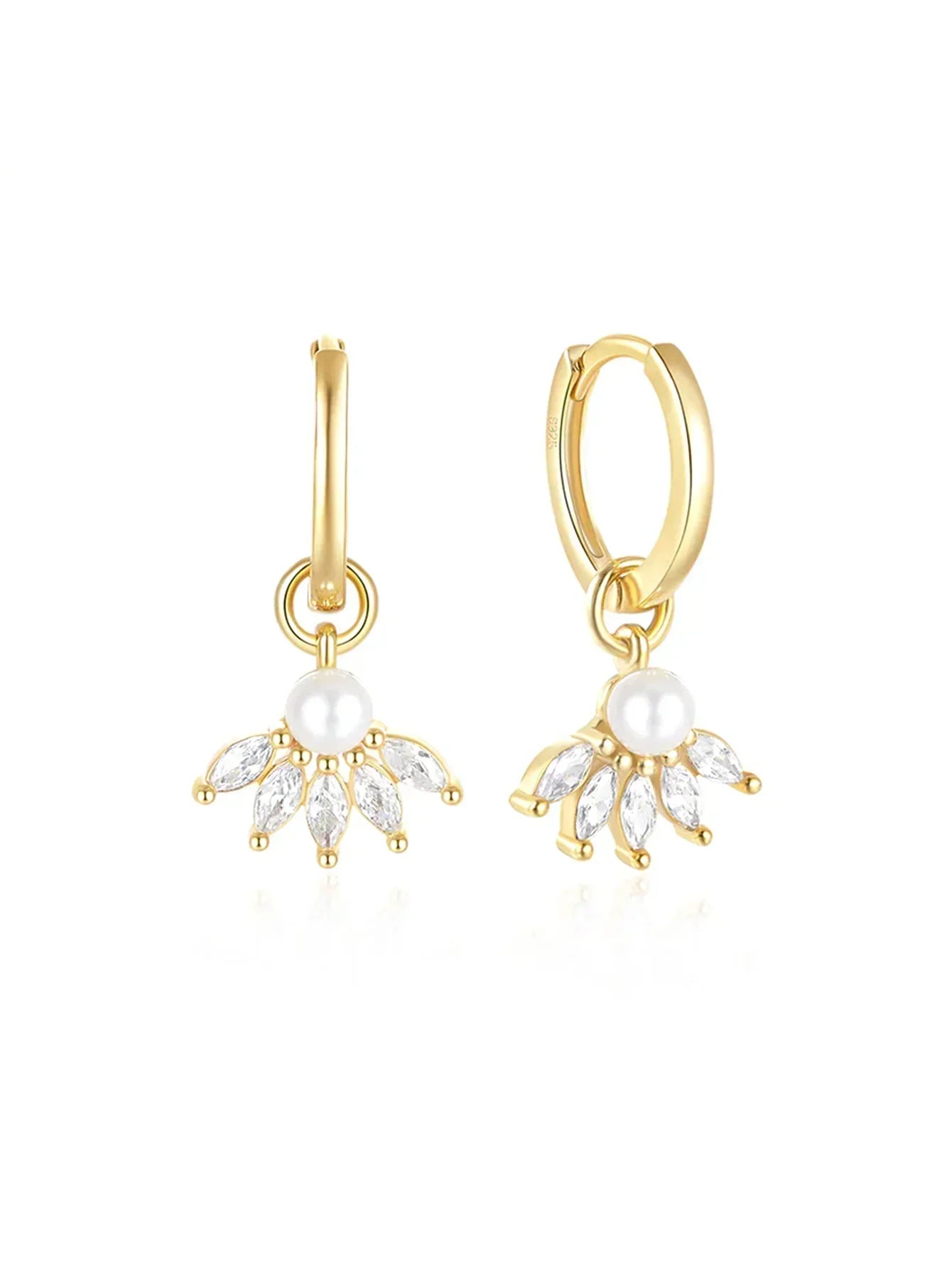 Clarissa – Gold earrings with a delicate square shape.
