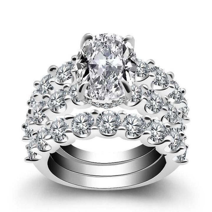 Greta – Silver ring with diamonds and ornament.