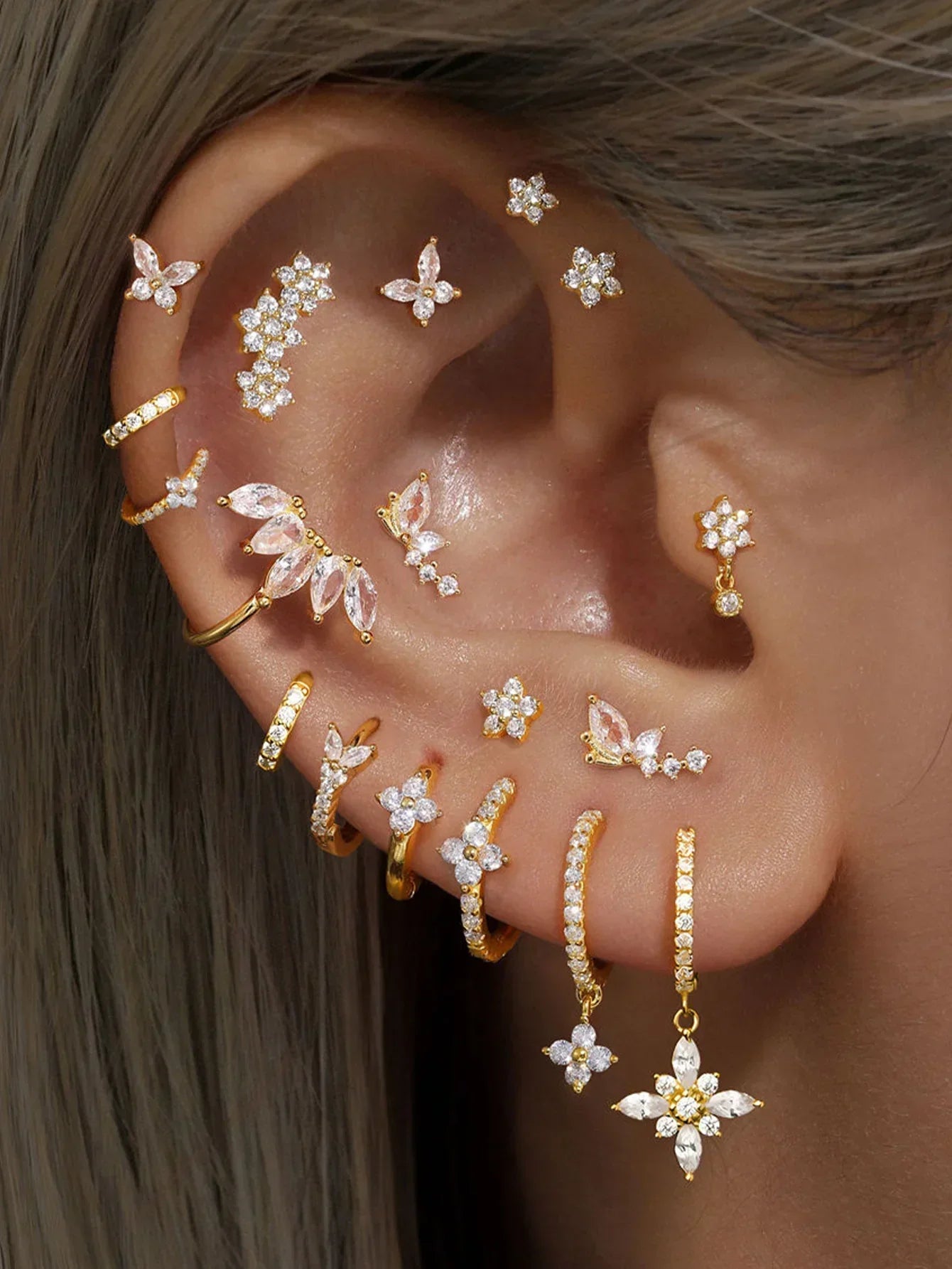 Eva-Marie – Delicate gold earrings with a flowing shape.