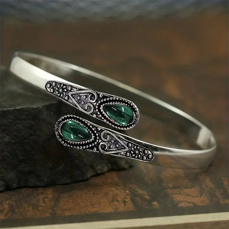 Frieda – A narrow ring with emerald and polished edge.