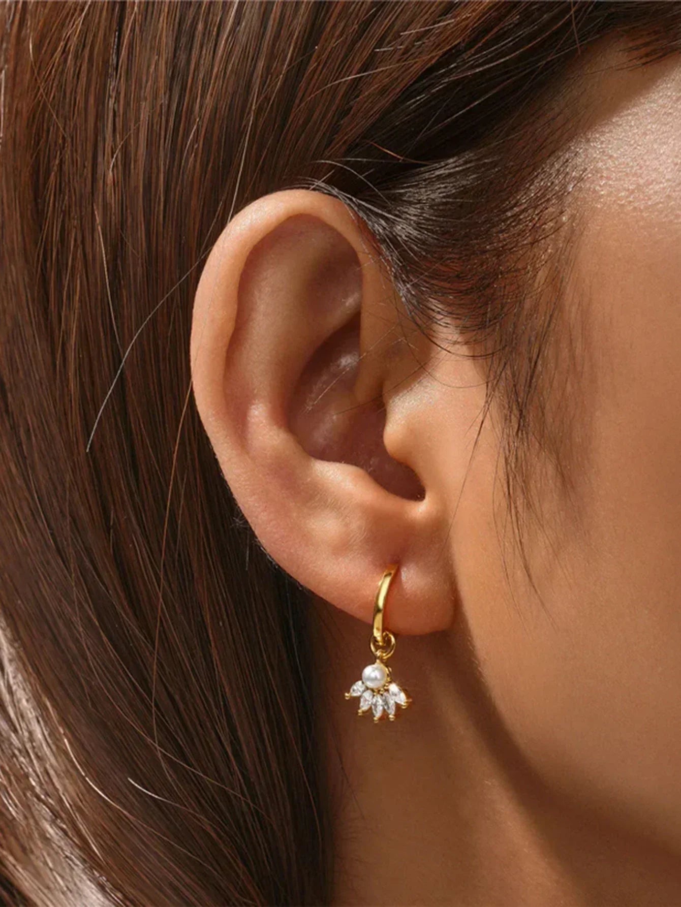 Clarissa – Gold earrings with a delicate square shape.