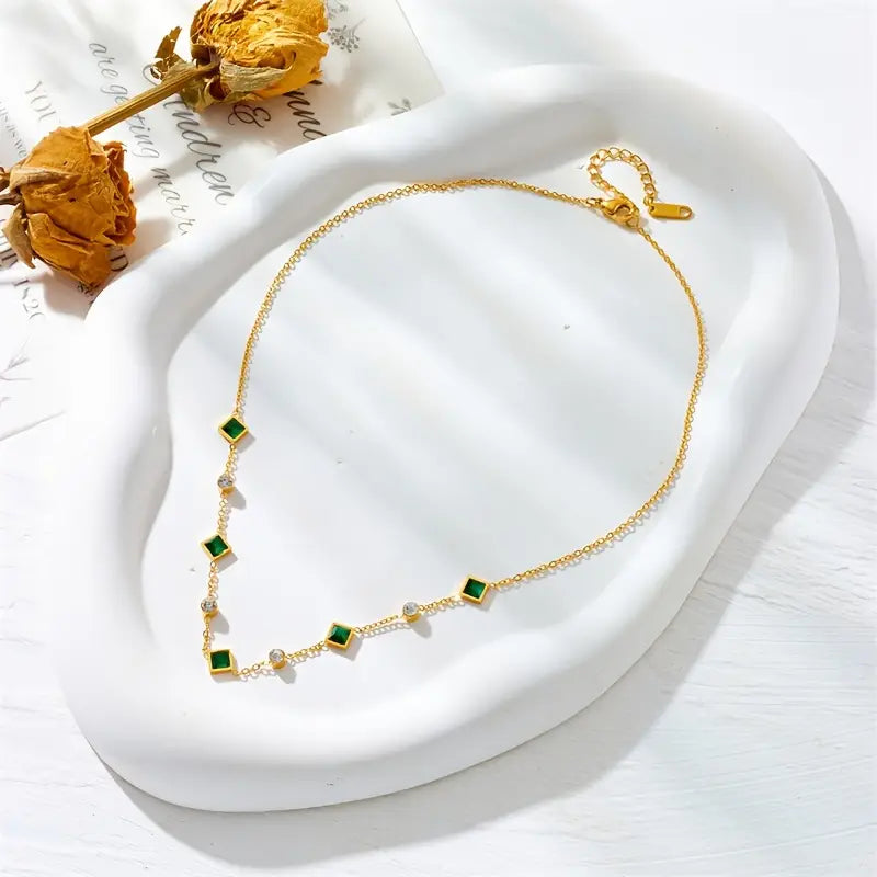 Alena – Gold necklace with a delicate emerald.