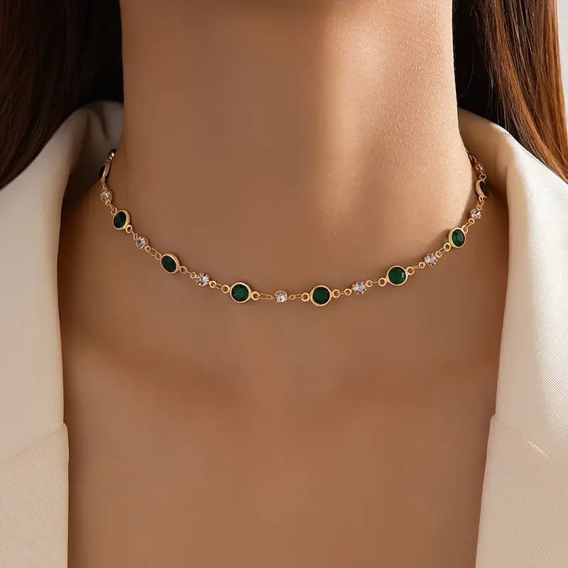 Annalena – Emerald necklace with gold details.
