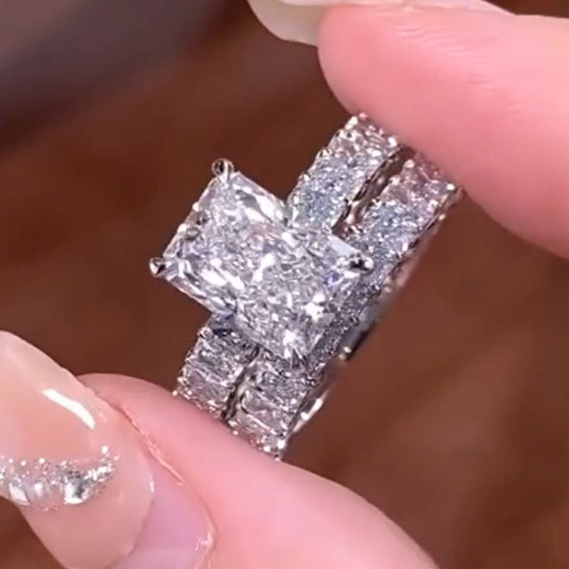 Kateřina – Diamond ring with distinctive baguette cut.