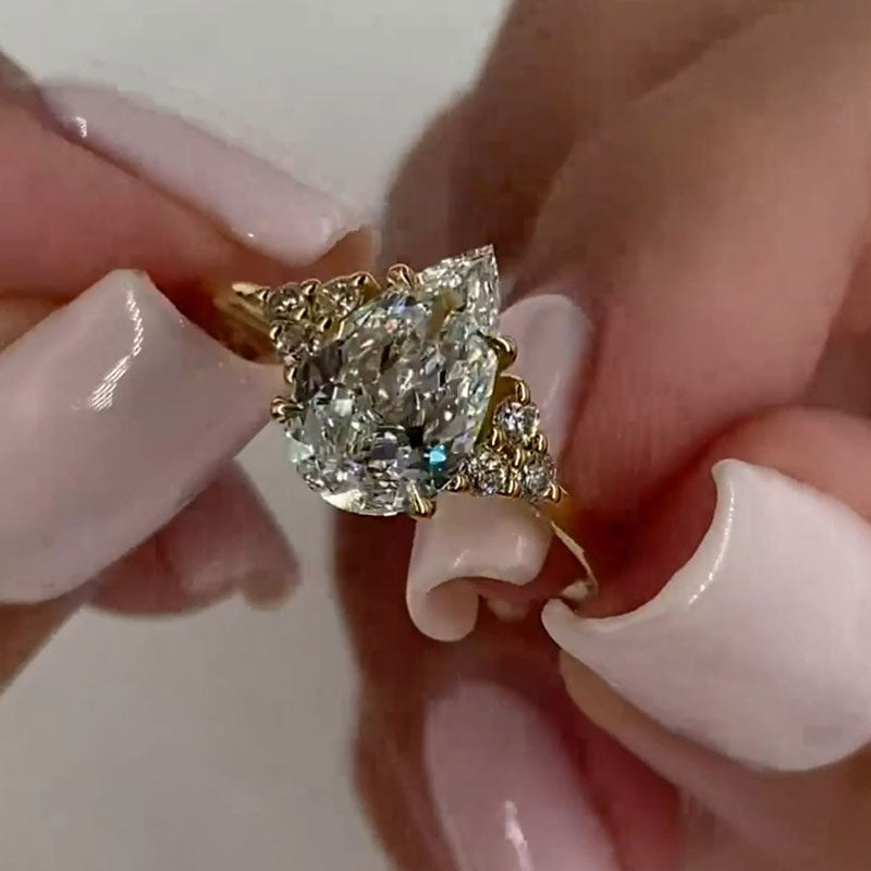 Clarissa – Pear Cut Diamond Ring in Gold.