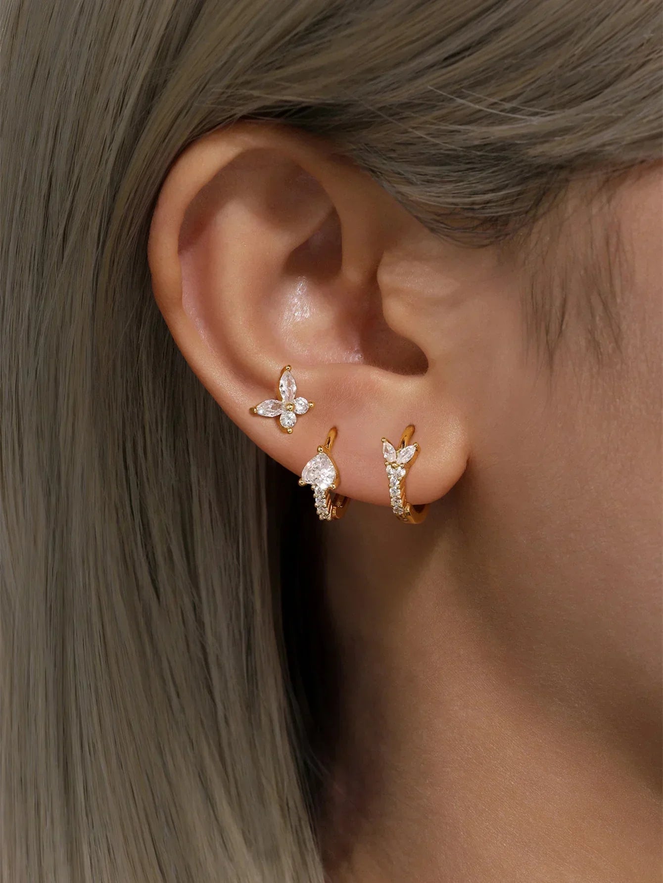 Eva-Marie – Delicate gold earrings with a flowing shape.