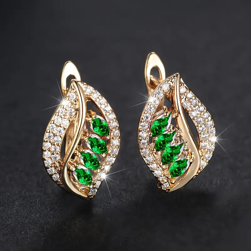 Klára – Gold earrings with emerald leaf.
