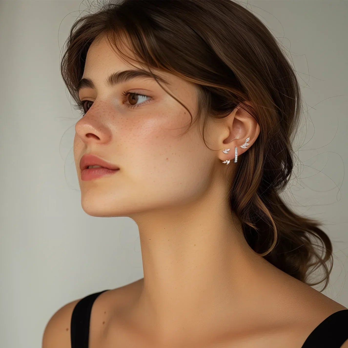 Tereza – Delicati orecchini in oro dalla linea pulita.