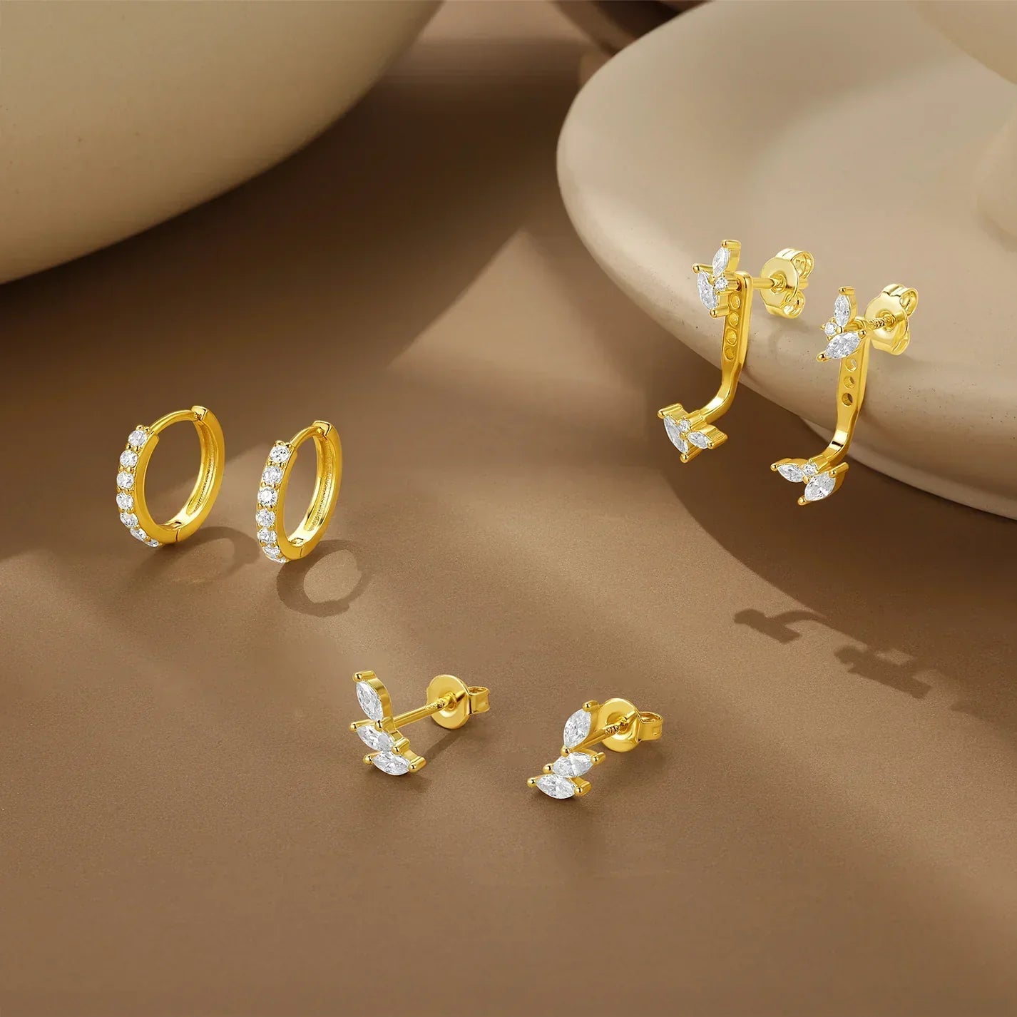 Tereza – Delicati orecchini in oro dalla linea pulita.