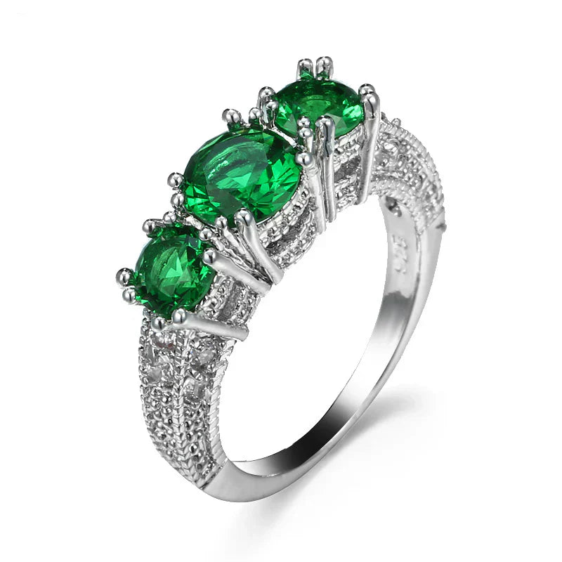 Emilie – Silver ring with green stone.