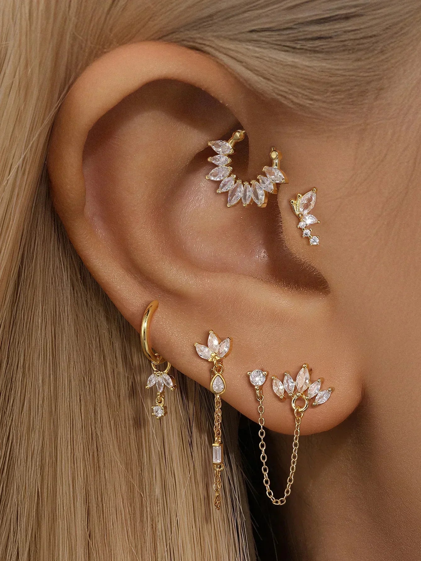 Daniela – Delicate gold earrings with a fluid shape.