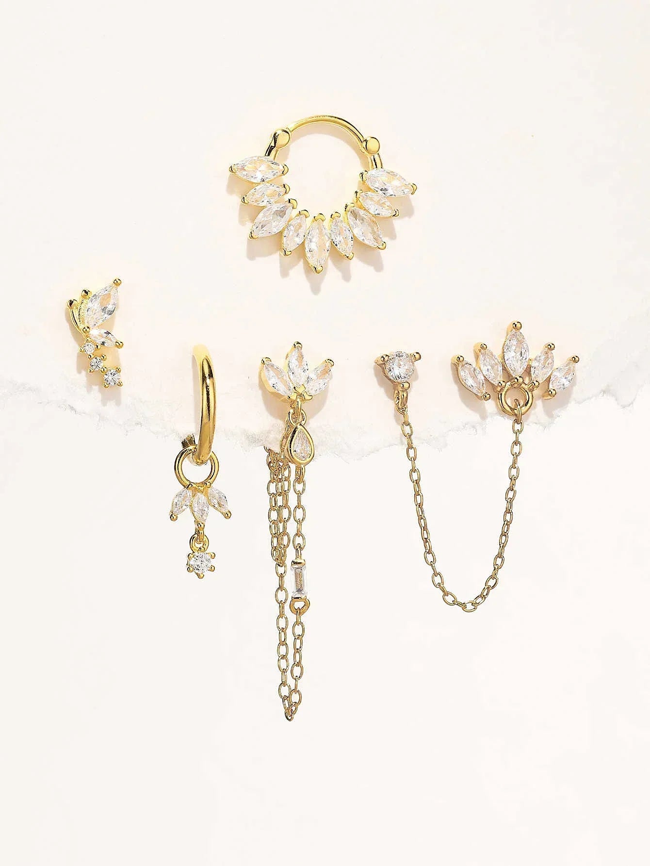 Daniela – Delicate gold earrings with a fluid shape.
