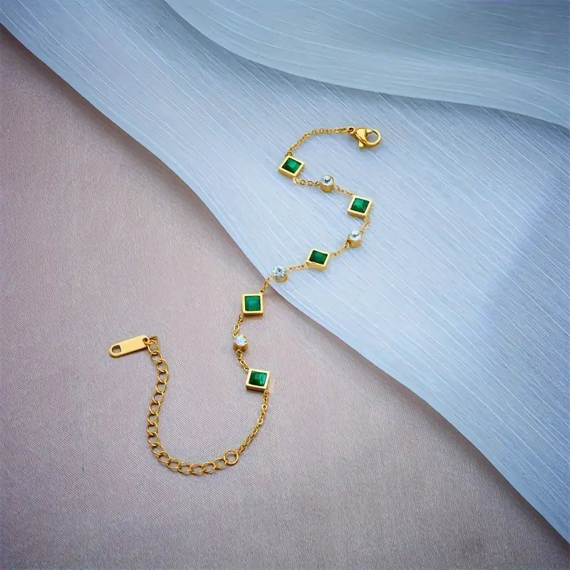 Tereza – Delicate gold bracelet with emerald details.