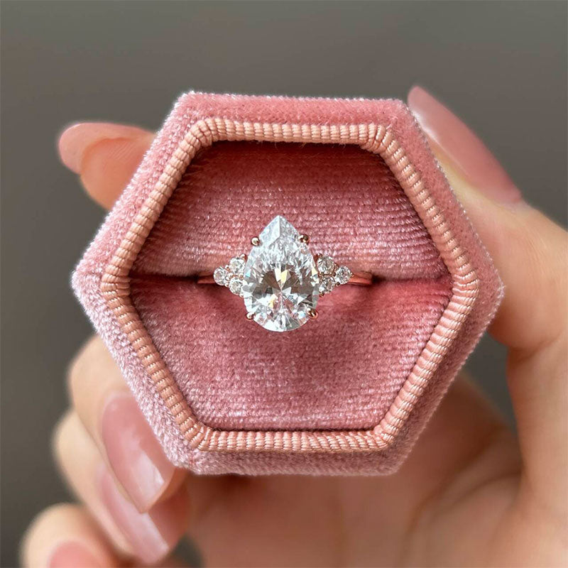 Clarissa – Pear Cut Diamond Ring in Gold.