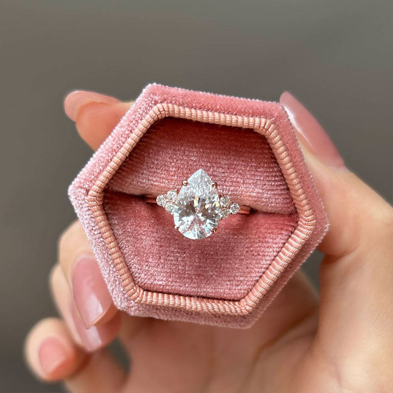 Clarissa – Pear Cut Diamond Ring in Gold.