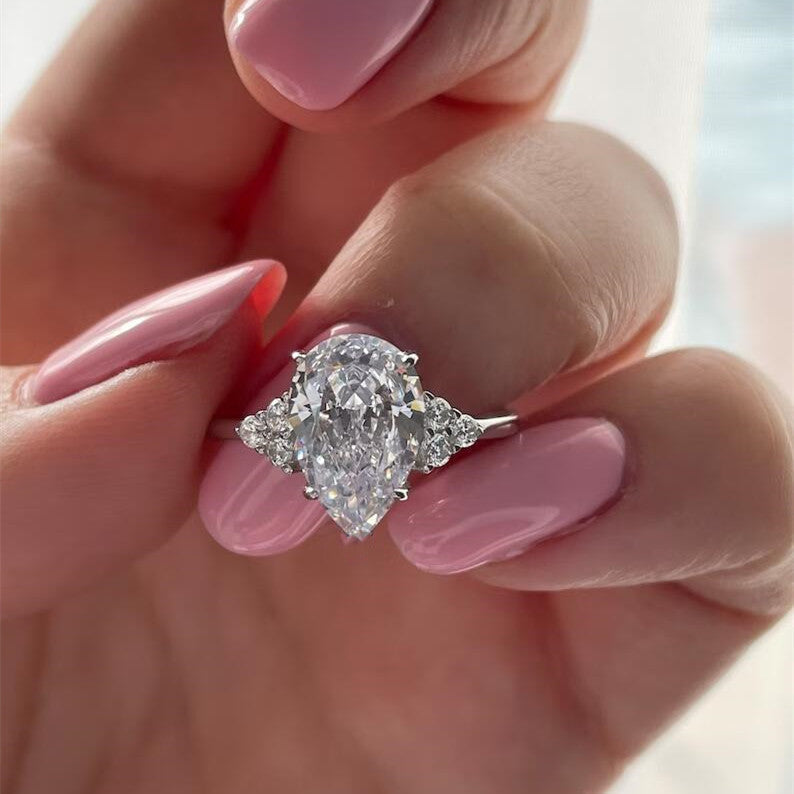 Clarissa – Pear Cut Diamond Ring in Gold.