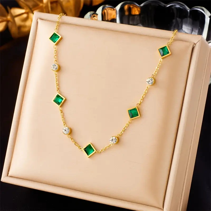 Alena – Gold necklace with a delicate emerald.