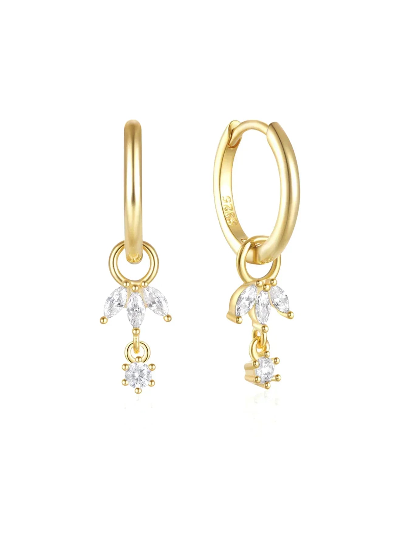 Daniela – Delicate gold earrings with a fluid shape.