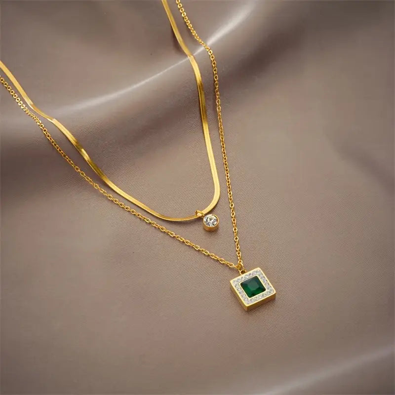 Klára – Gold necklace with emerald pendant.