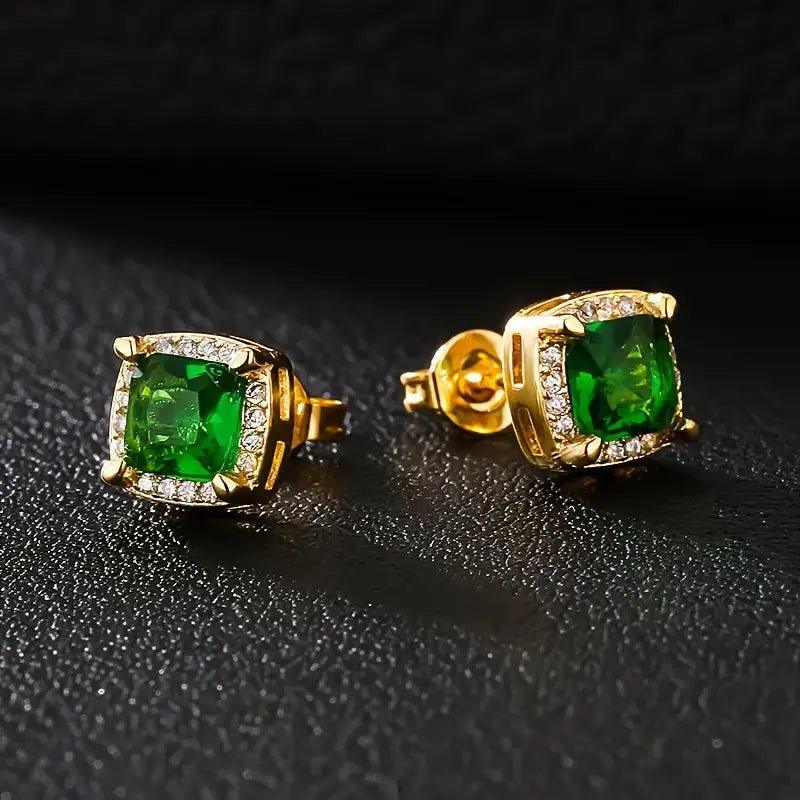 Maren – Gold earrings with emerald decoration.
