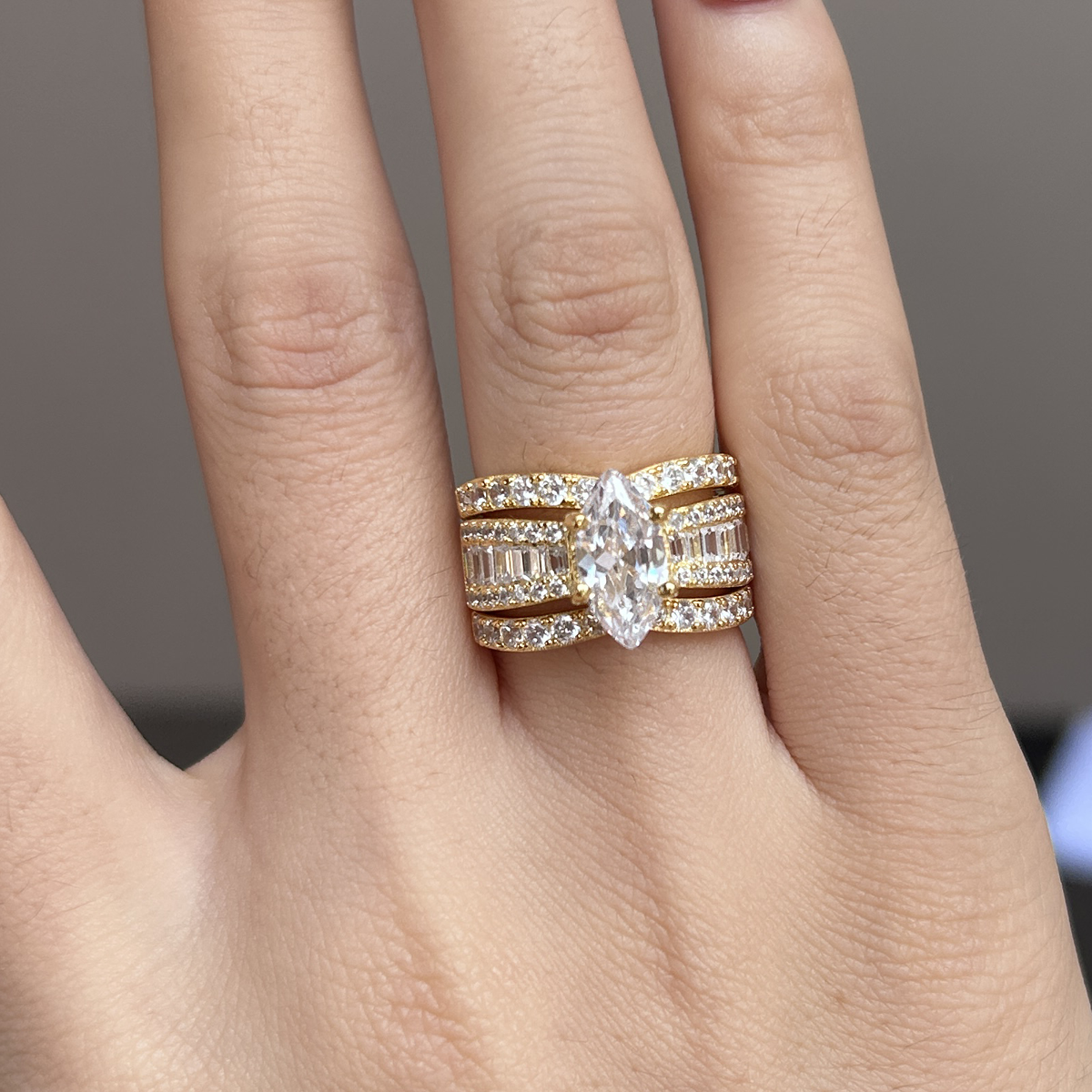 Veronika – Ring with diamonds and gold details.