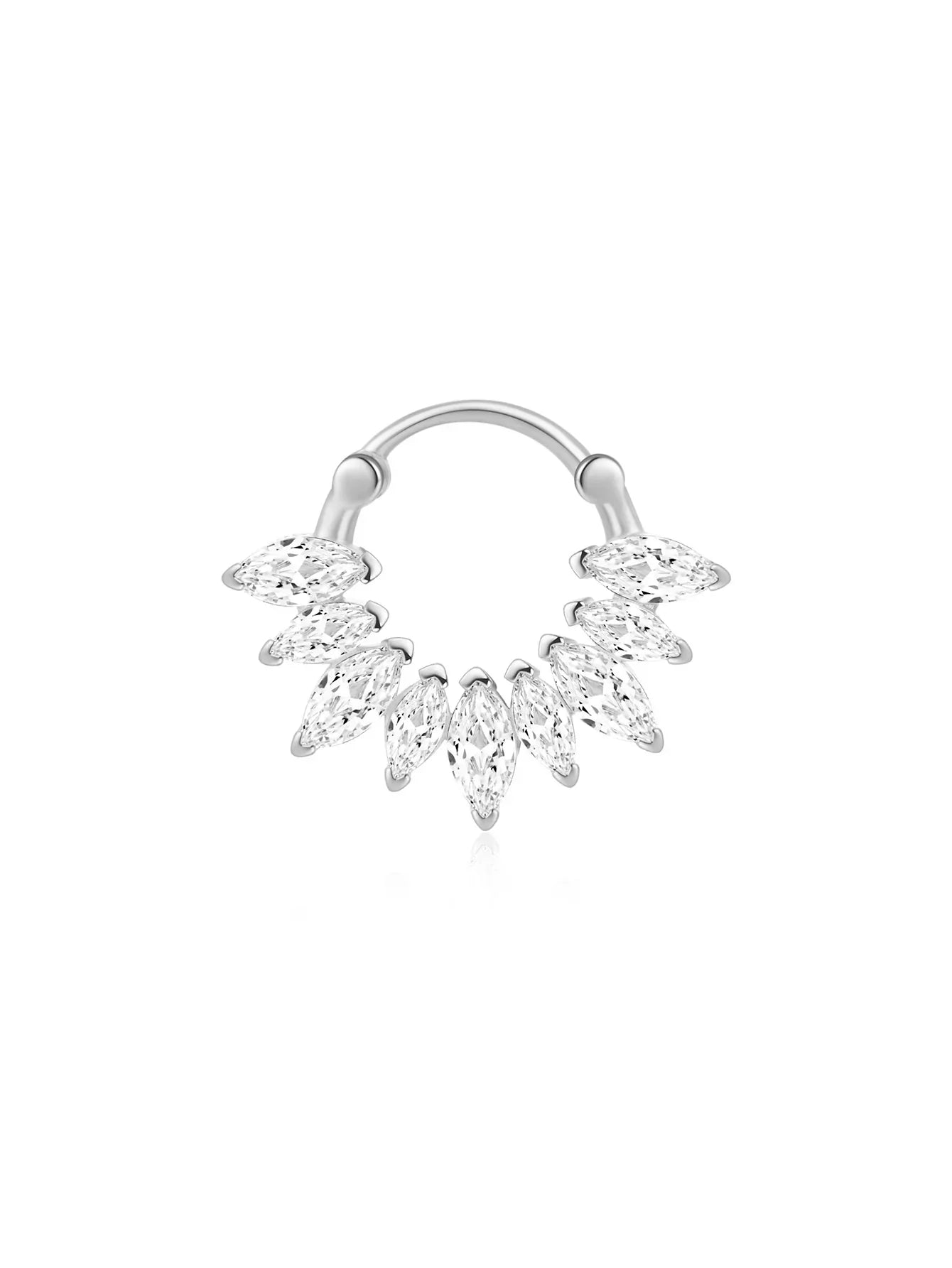 Daniela – Delicate gold earrings with a fluid shape.
