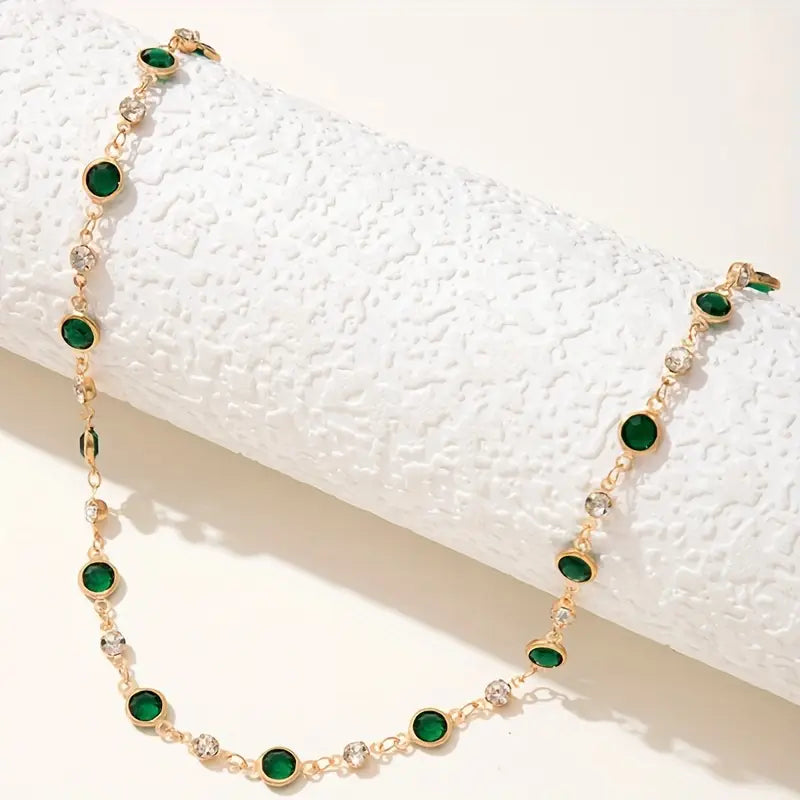Annalena – Emerald necklace with gold details.