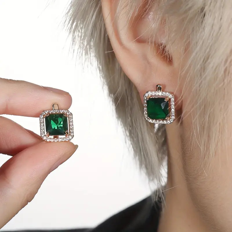 Kateřina – Gold earrings with emerald and zirconia.