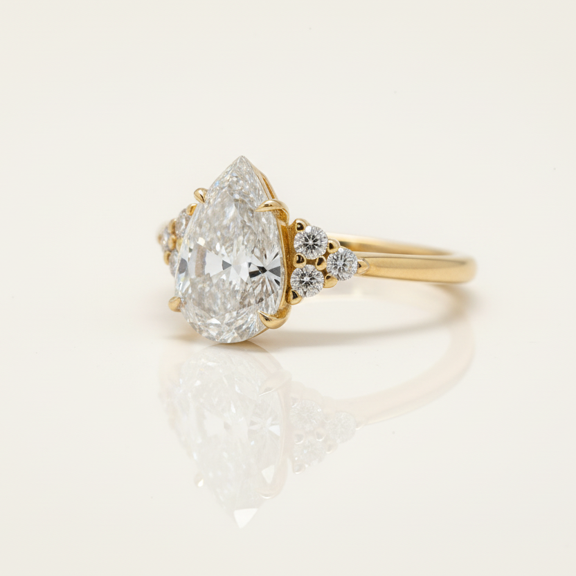 Clarissa – Pear Cut Diamond Ring in Gold.