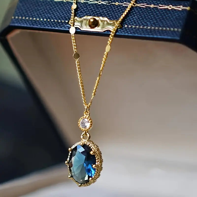 Marisa – Gold pendant with sapphire stone.