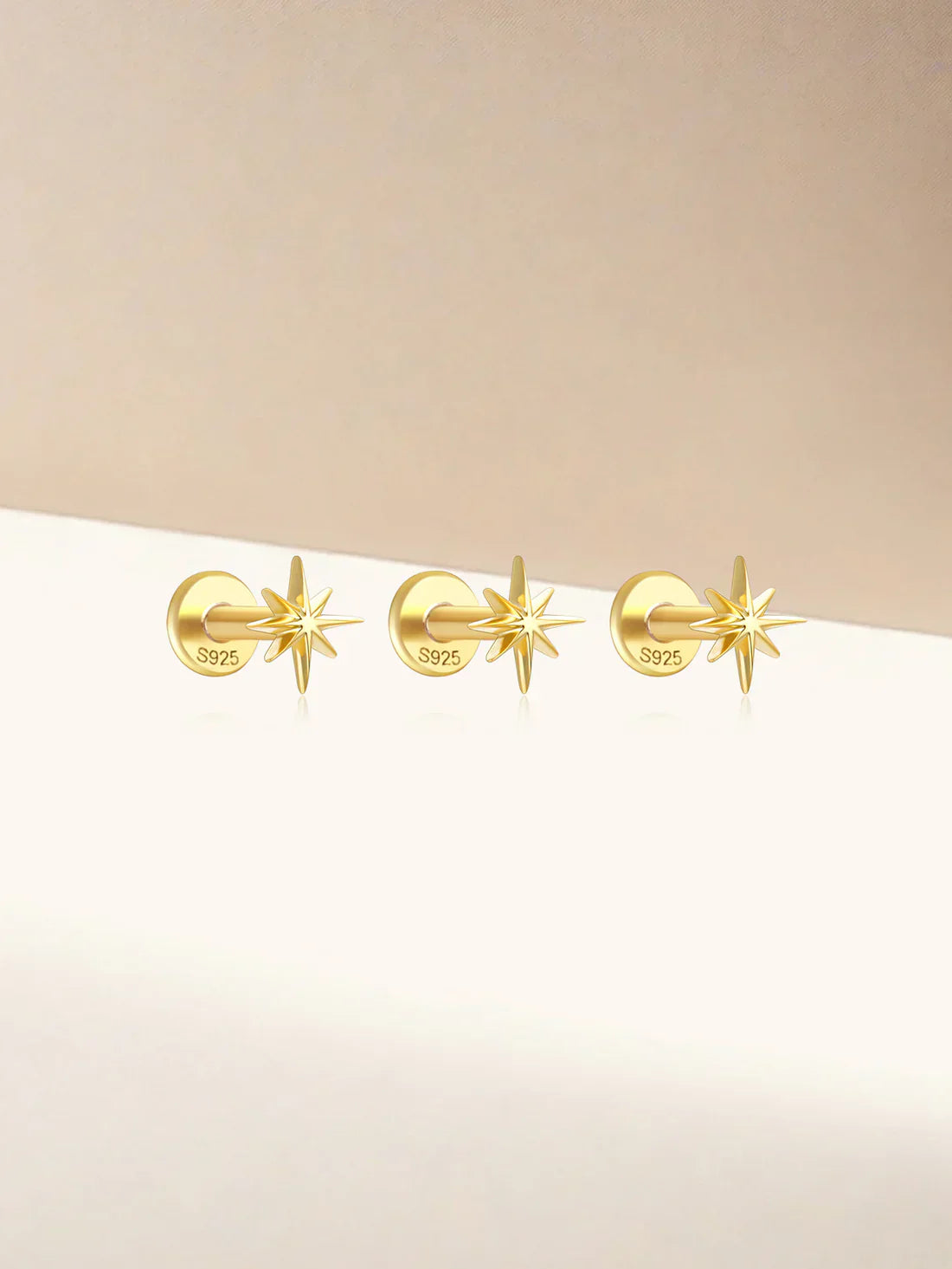 Kateřina – Delicately curved gold earrings.