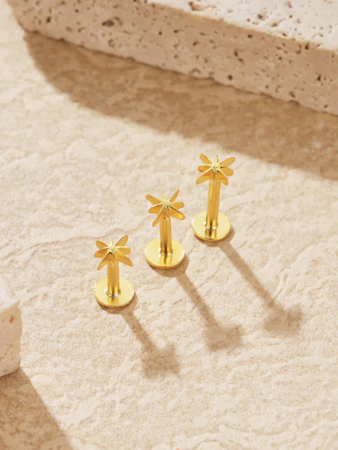 Kateřina – Delicately curved gold earrings.